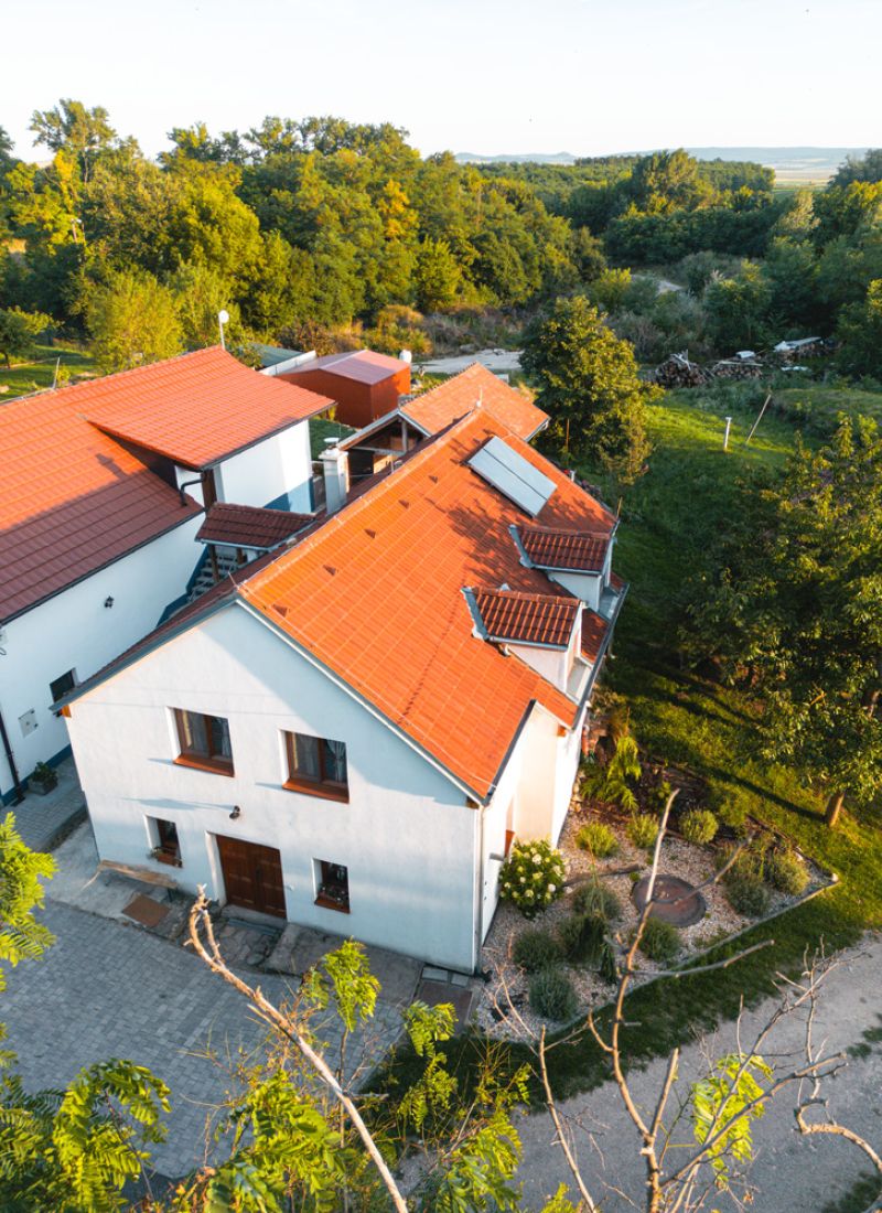 útulné zázemí nejen pro ochutnávky našich vín, ale i pro prožití dovolené, firemních akcí a posezení a to v jakémkoliv ročním období